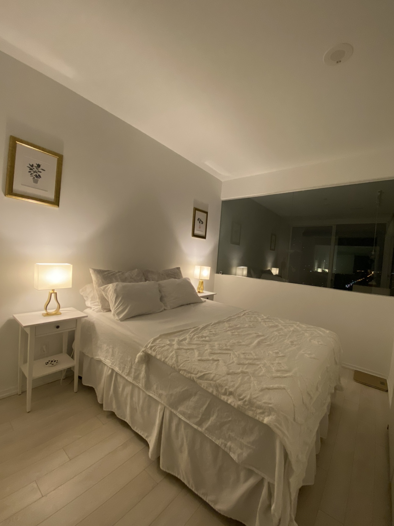 Queen Size Bed image indicator(2)