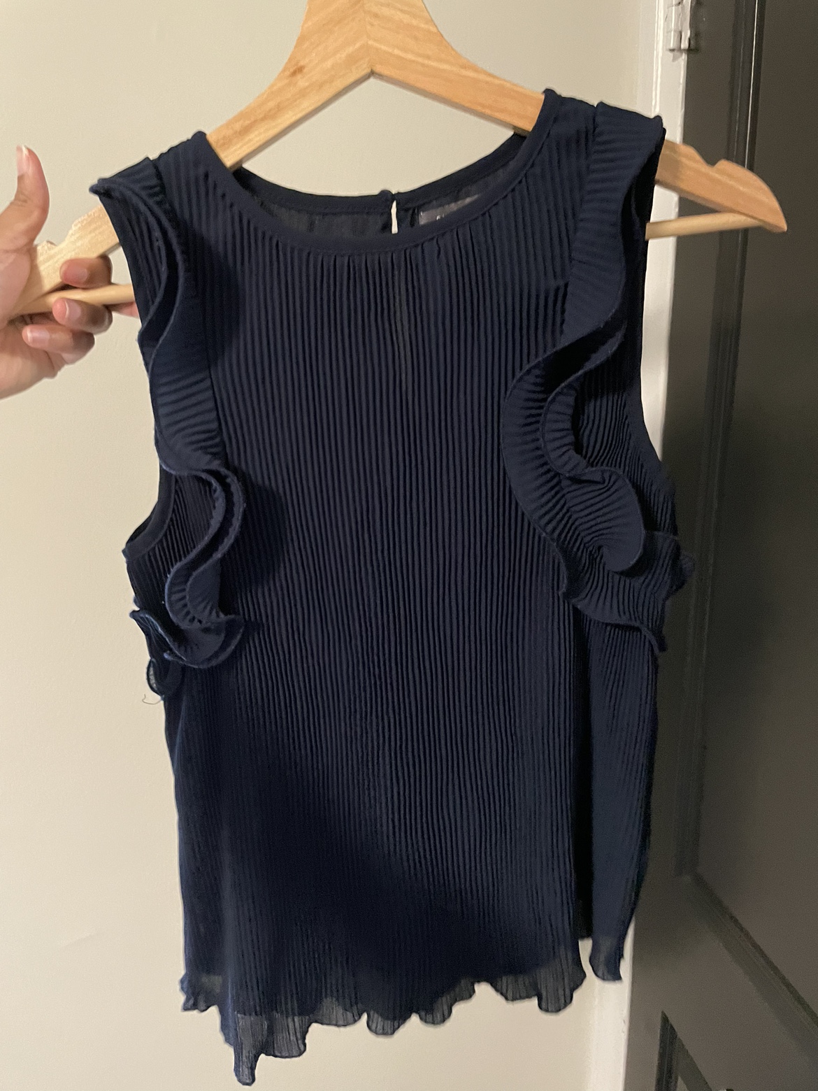 Sleeveless navy blue top, perfect for summer! - photo 3