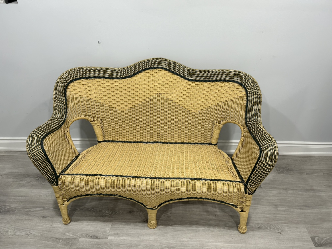 Couch - photo 2