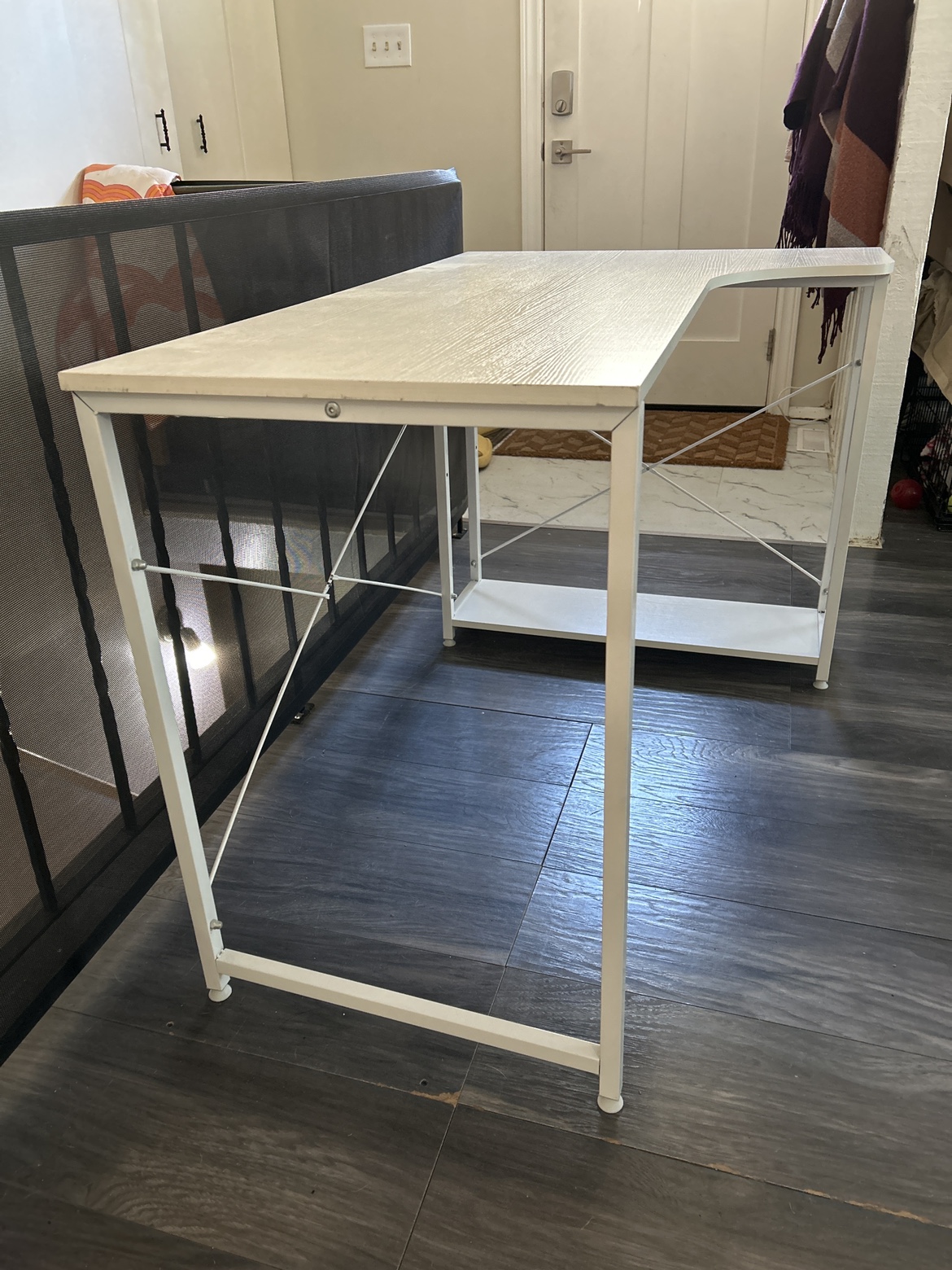 Desk - photo 2