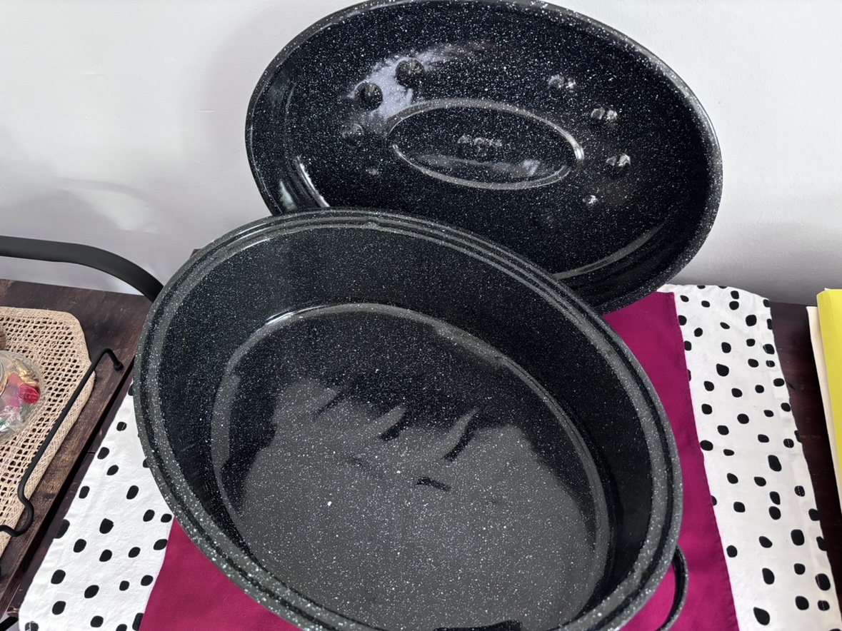 Granite Ware Large 18” roasting pan image indicator(2)