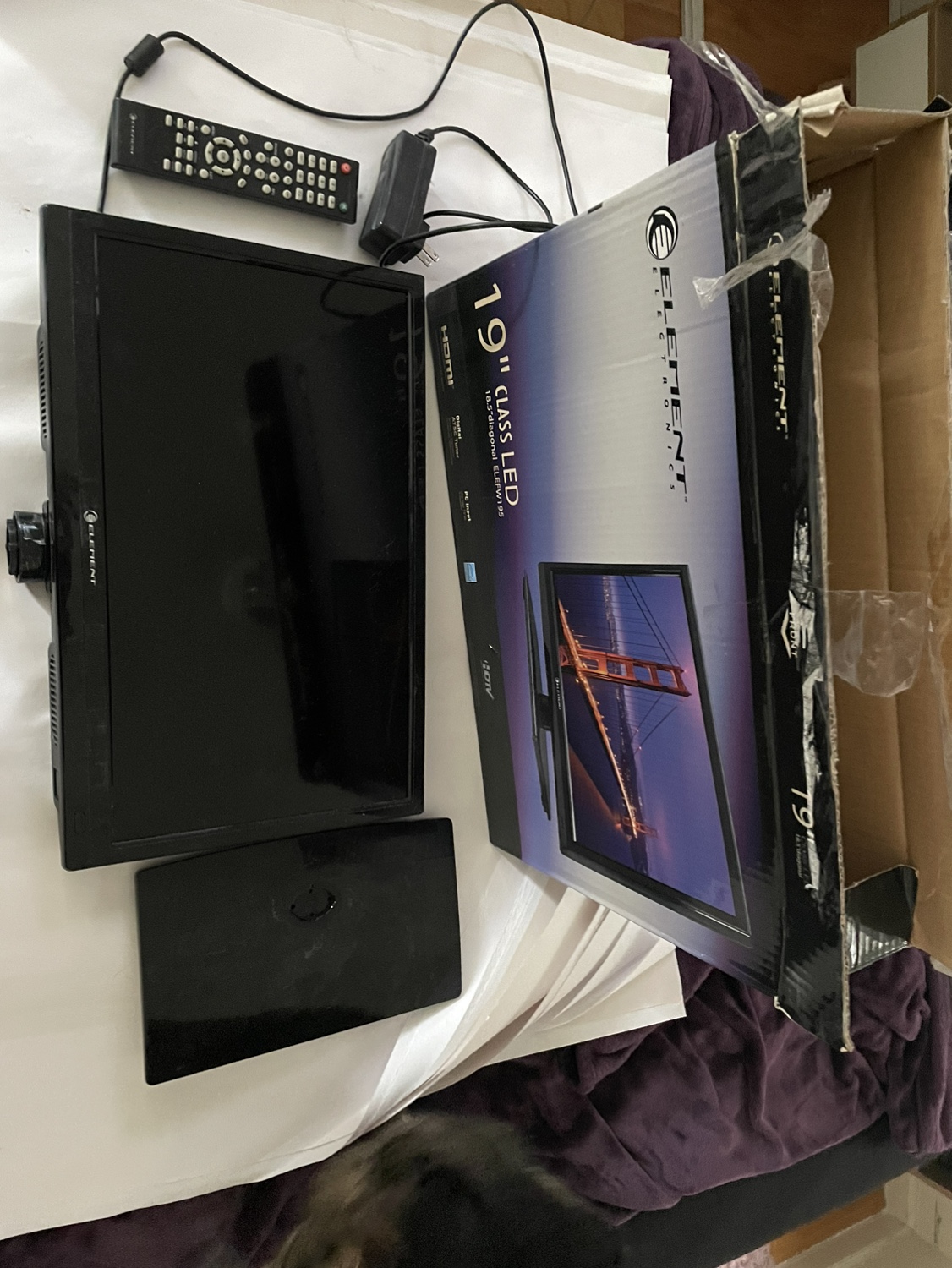19” flatscreen TV with stand
