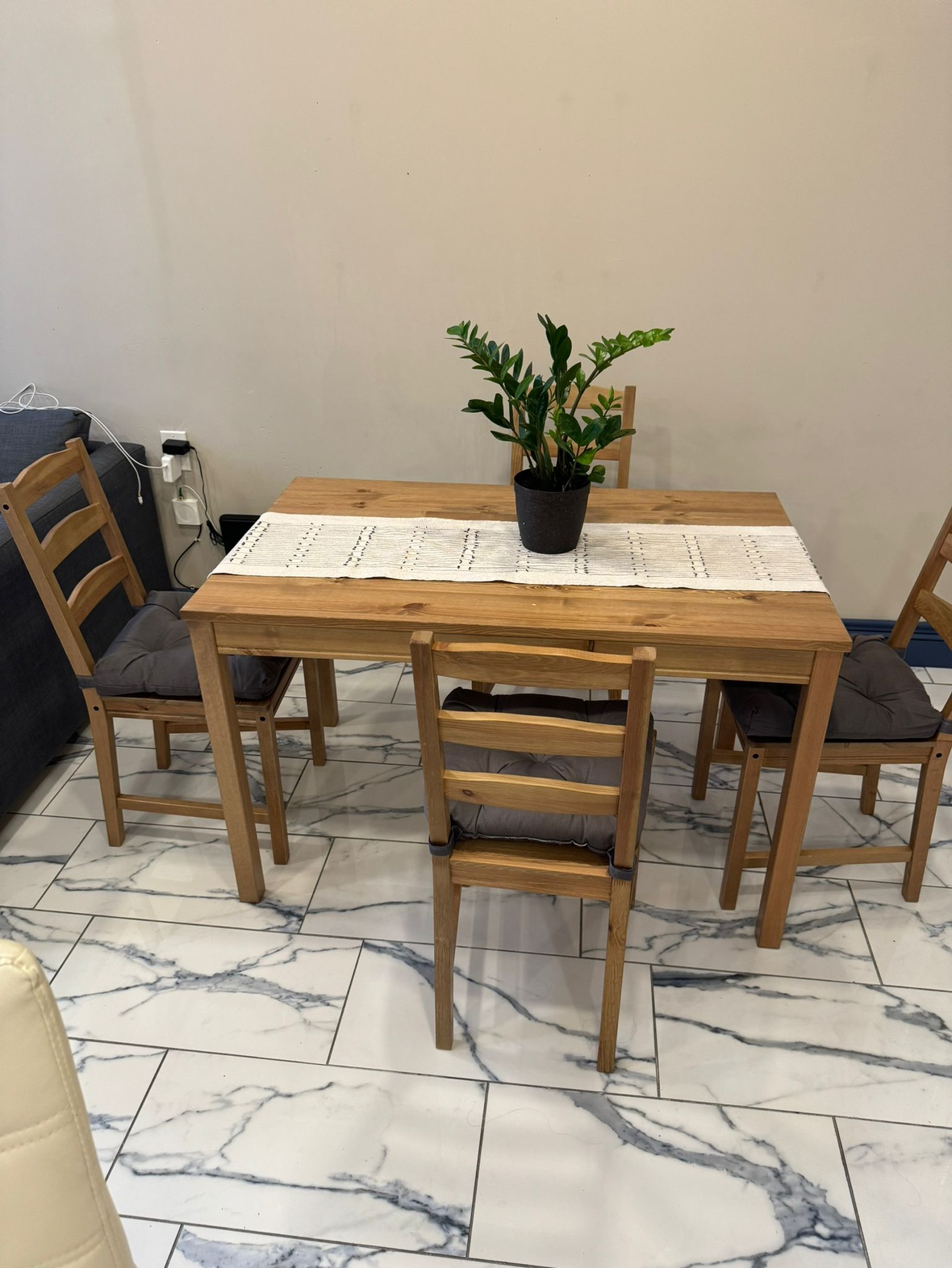 IKEA table and 4 chairs with chair pads - photo 2