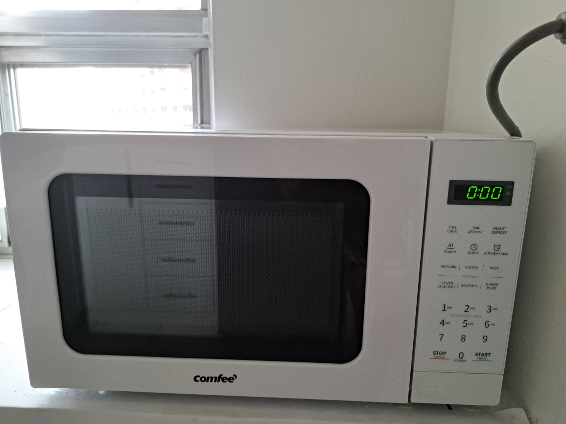 Moving Sale!!! Comfee microwave in a very good condition thumbnail
