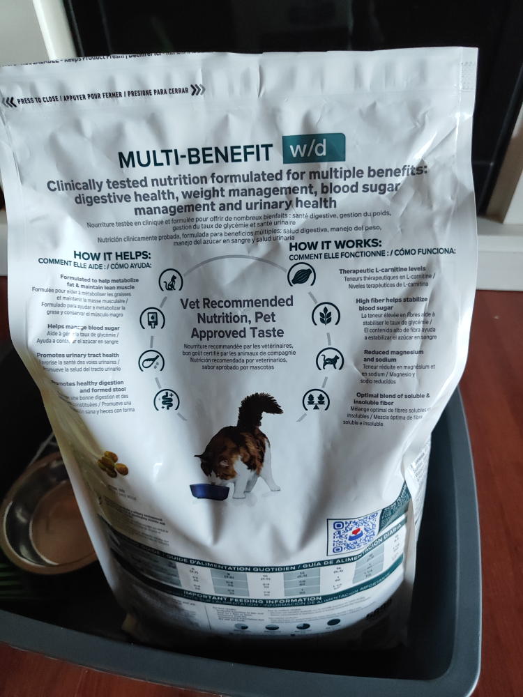 Cat food and litter box - photo 2