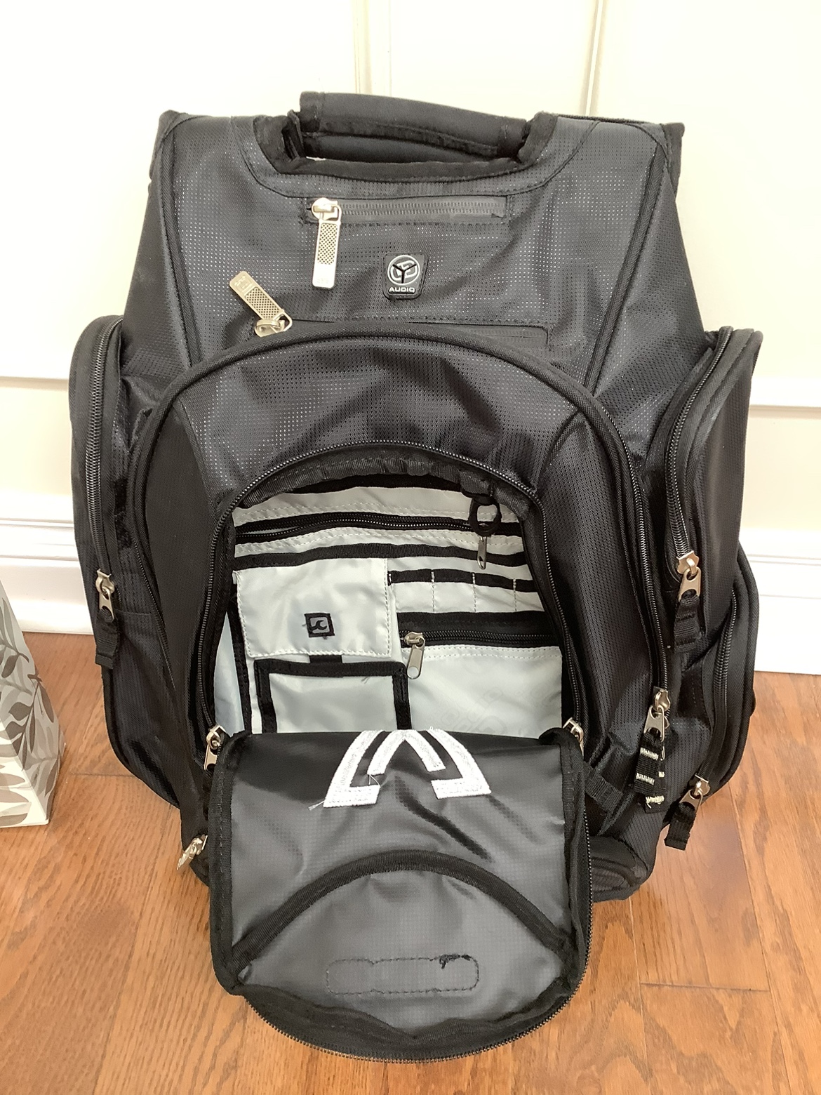 Ogio Laptop backpack weekender image indicator(4)
