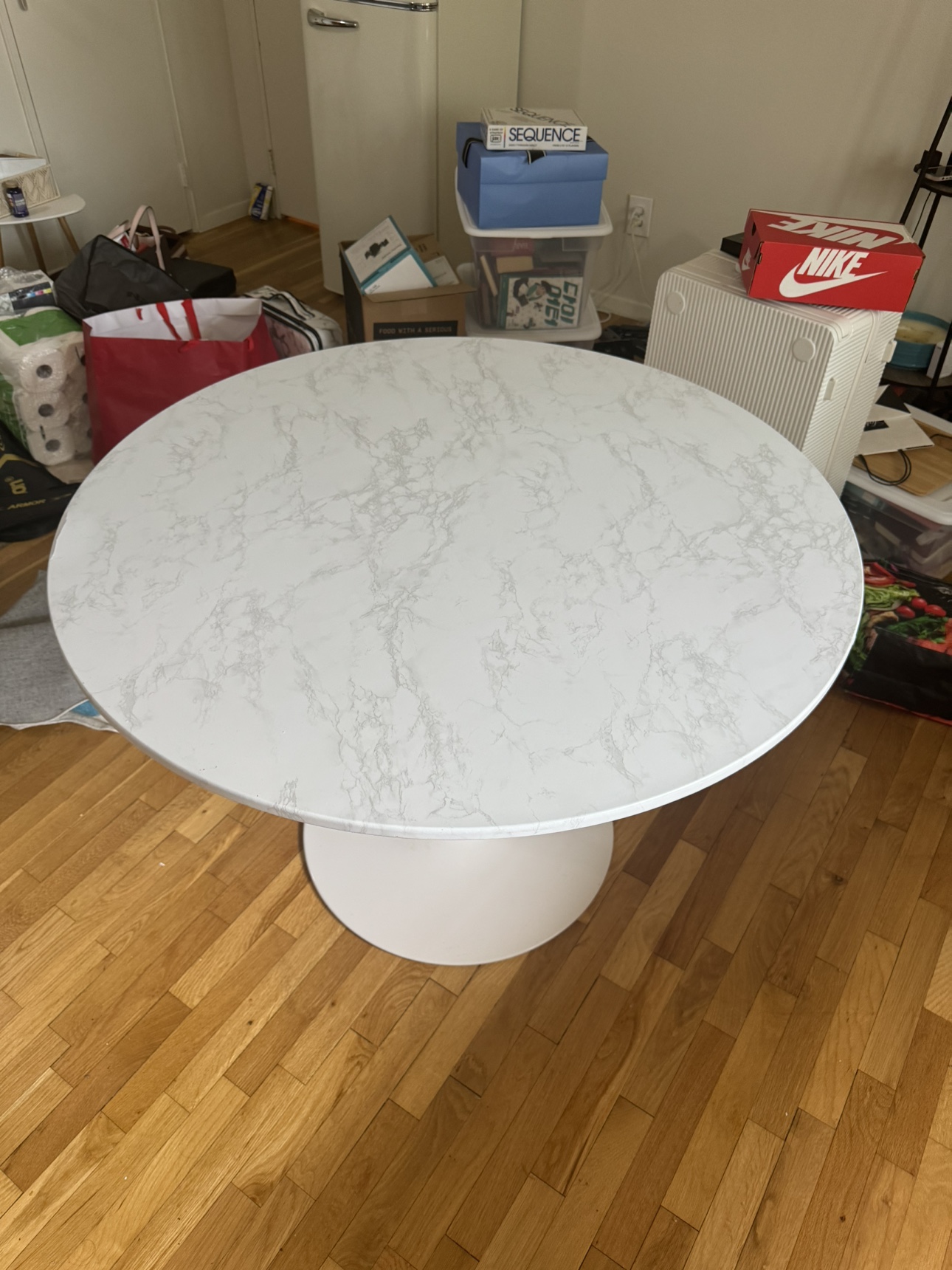 Round dining table