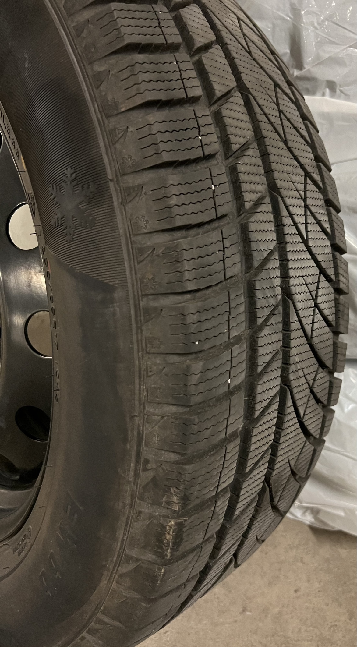 Santa Fe Winter Tires and Rims - 235/65 R 17 image indicator(5)