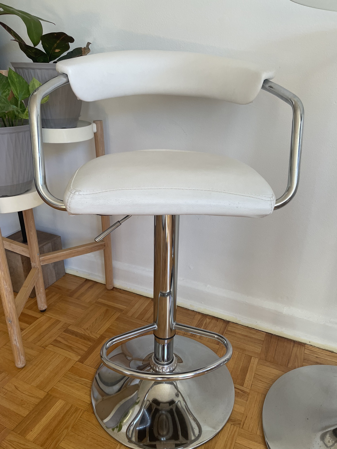 Rounded tabletop and bar stools image indicator(2)
