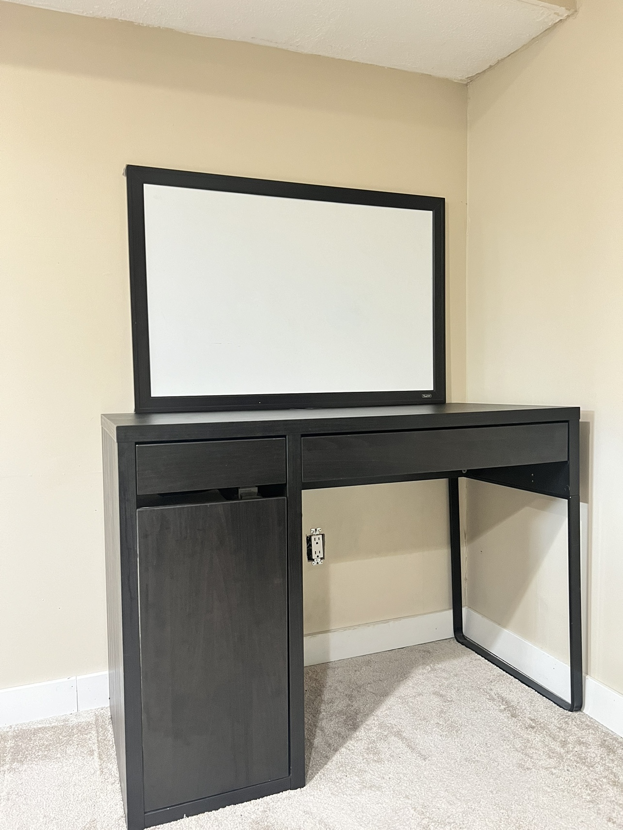 Desk - photo 4