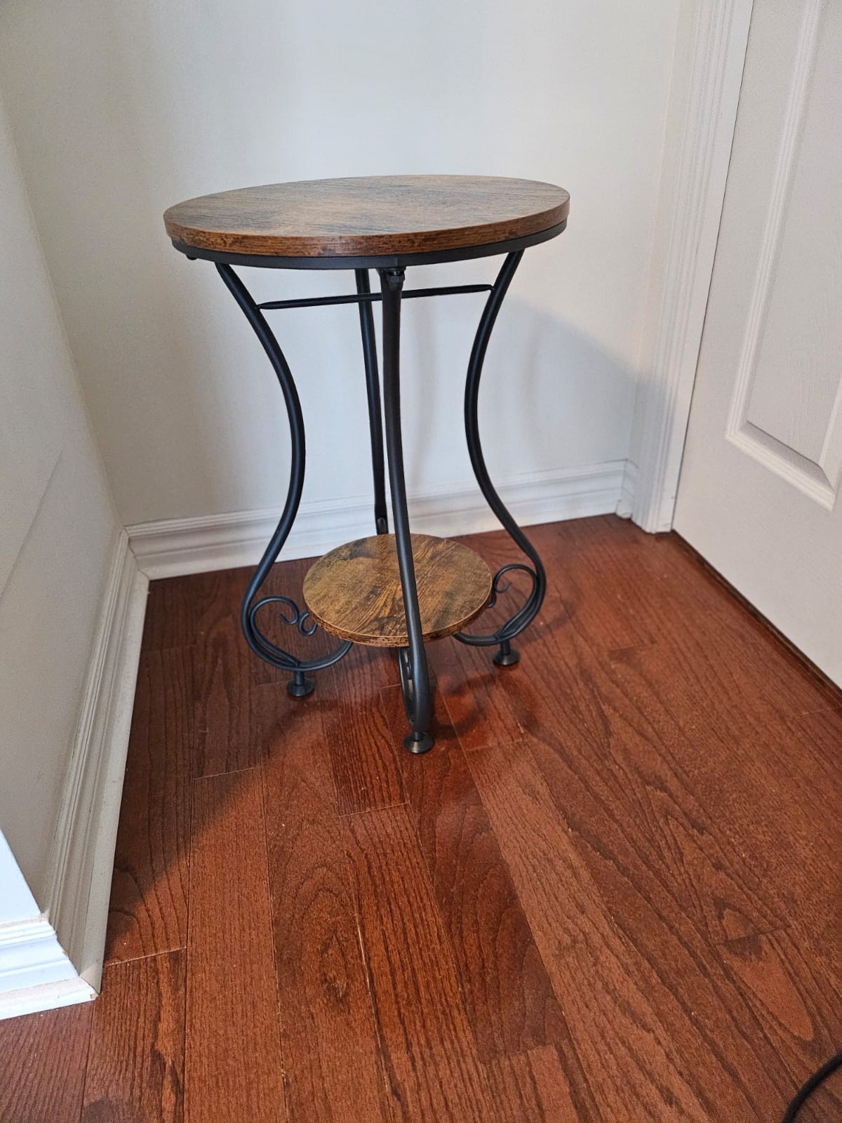 Round tea table