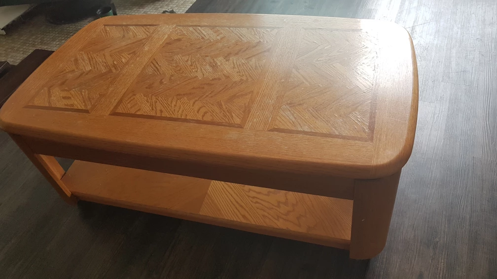 Extendable coffee table