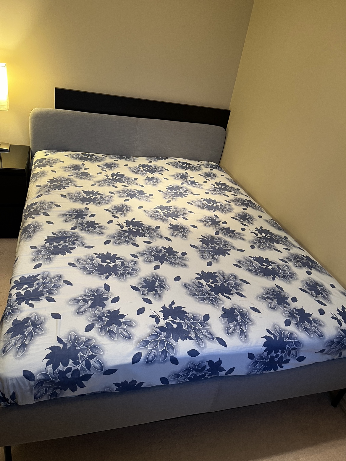 Queen size bed with mattress - photo 4