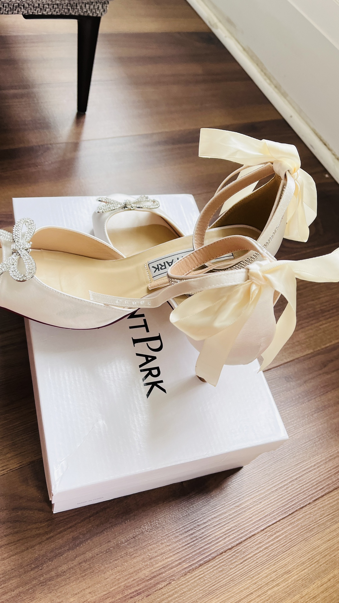 Wedding shoes image indicator(2)