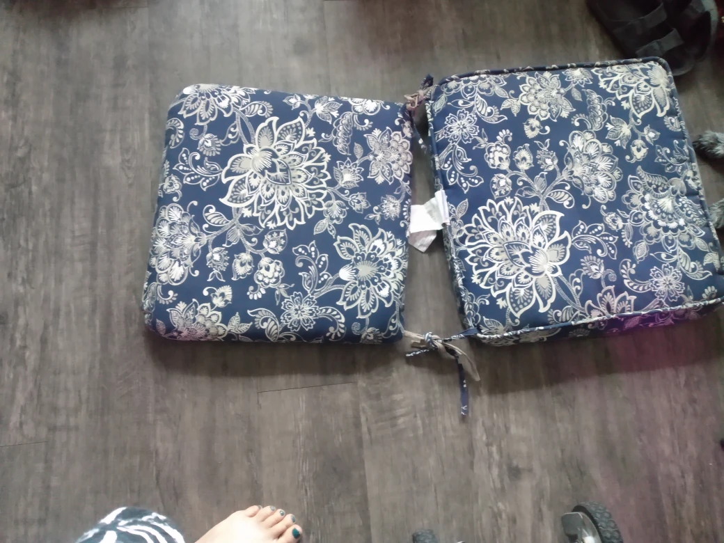 2 outdoor cushion sets