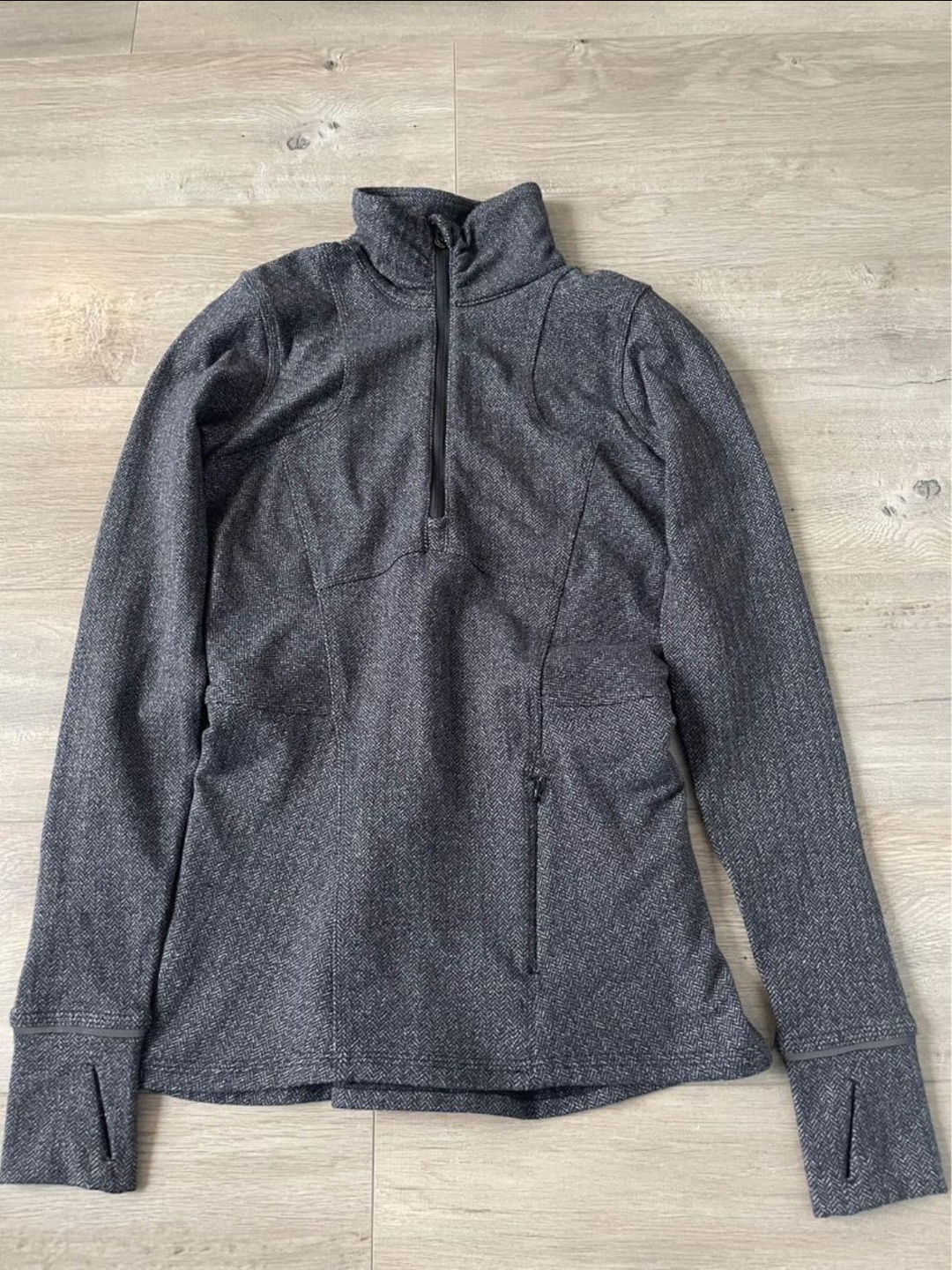 lululemon 1/2 zips + sports bras - photo 2