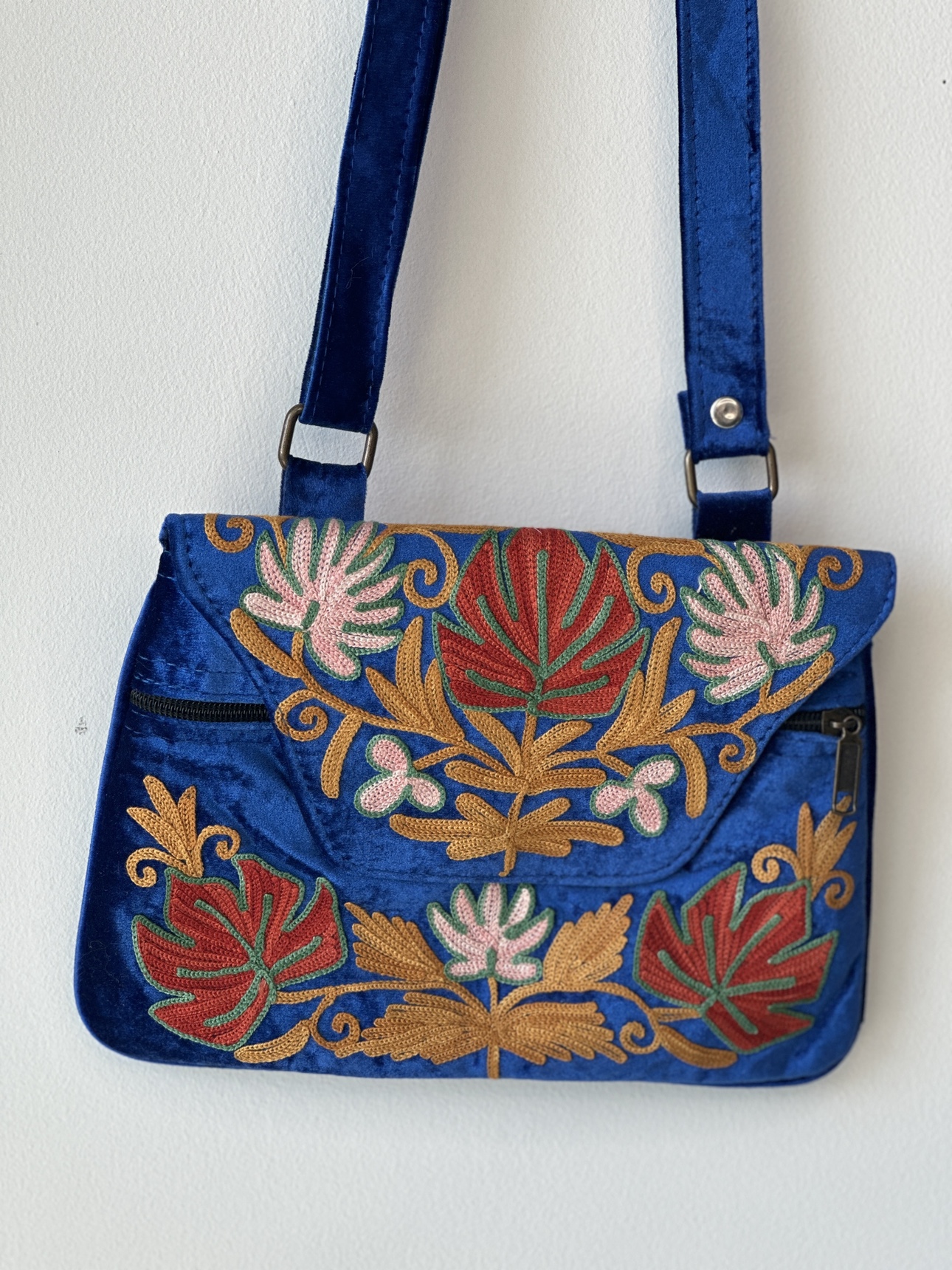 Handcrafted Kashmiri embroidered sling bag - photo 2