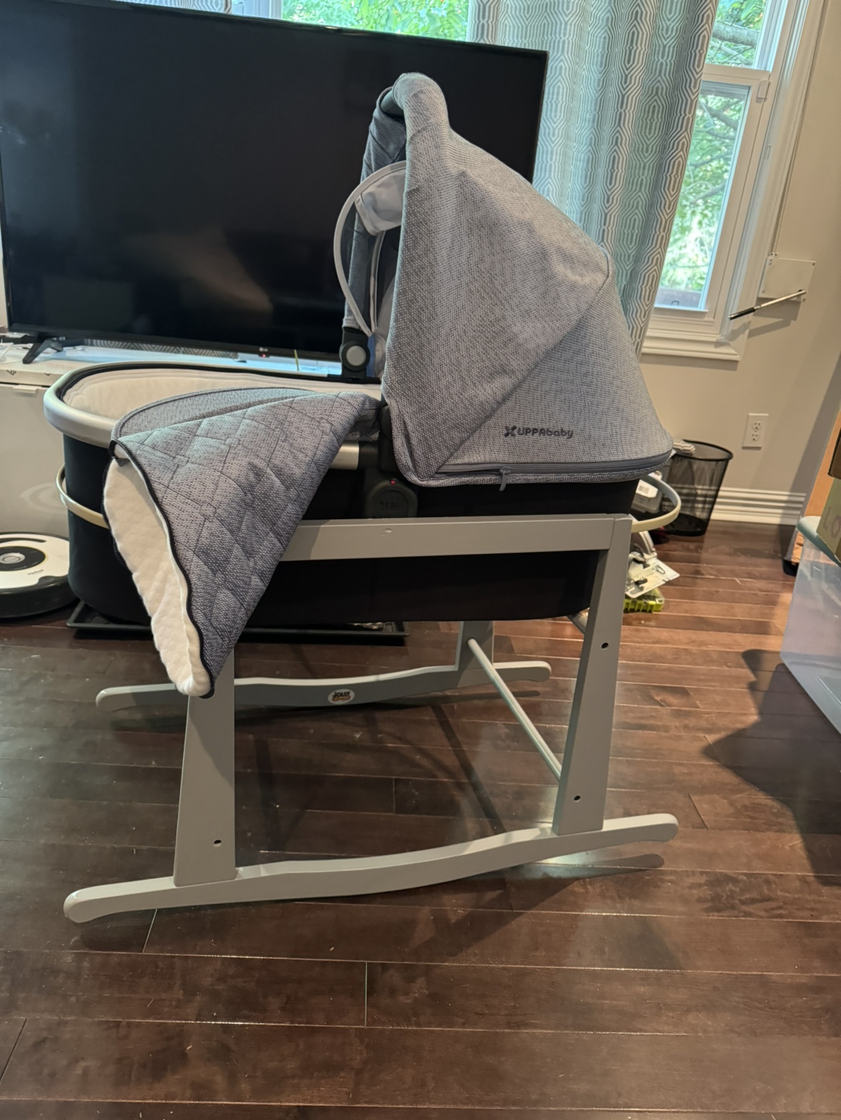 Uppababy bassinet and jolly jumper stand