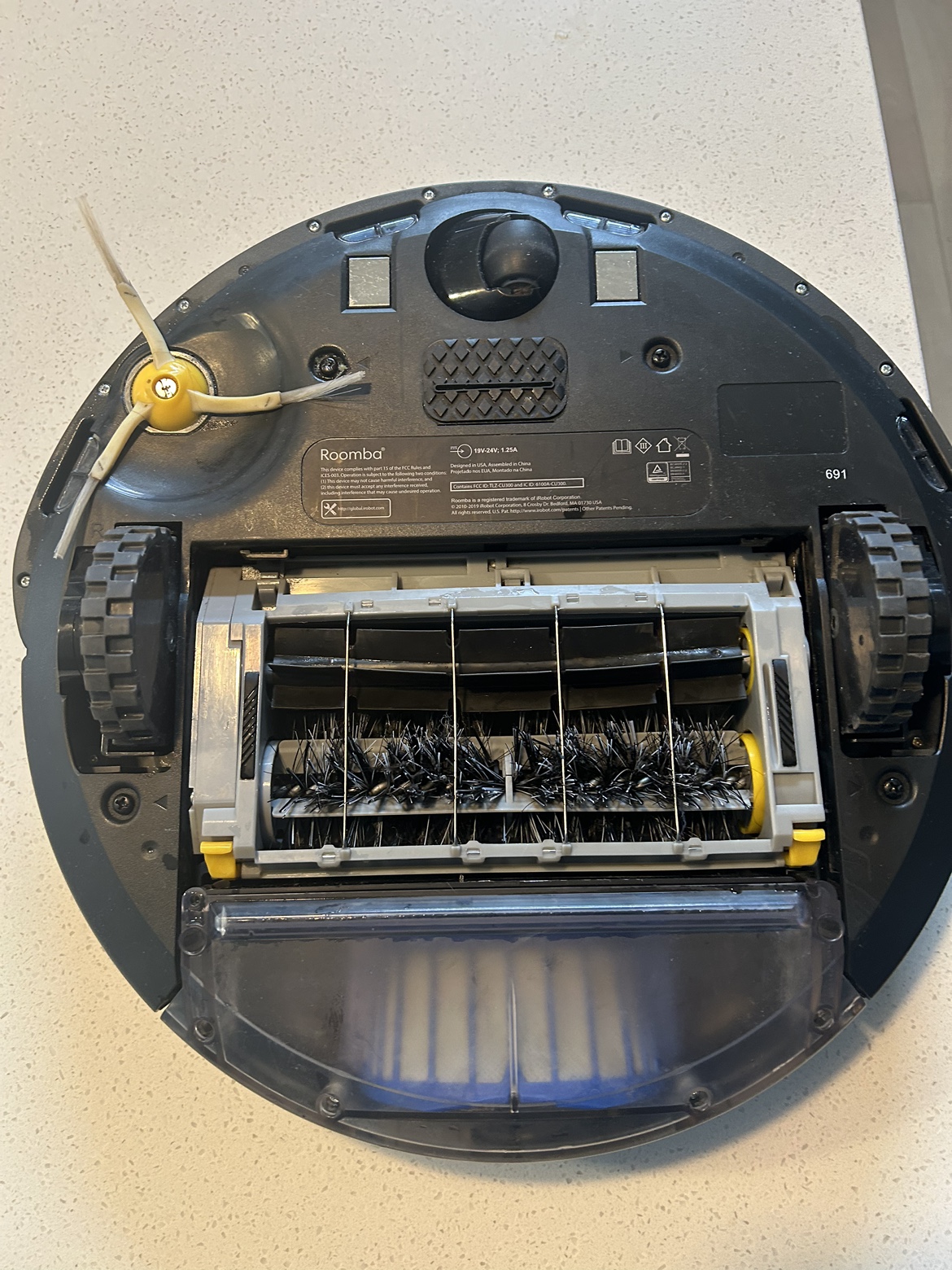Roomba vacuum - photo 3
