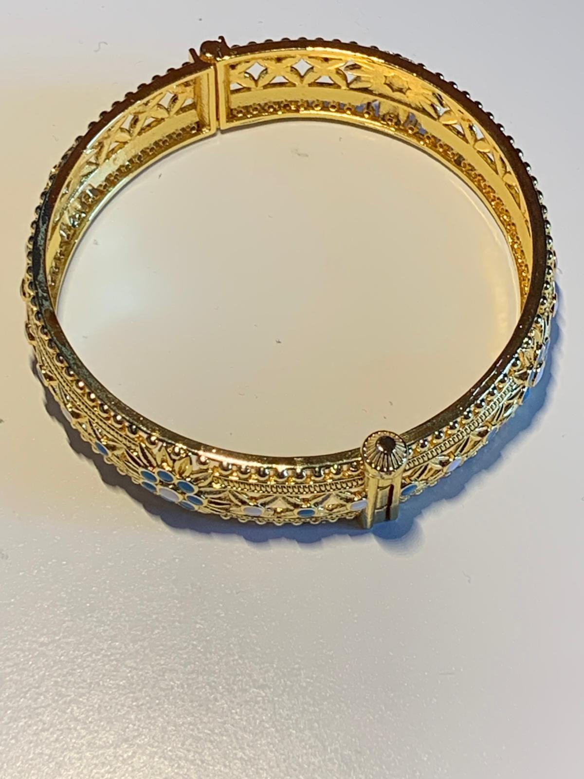 Gold and blue bangle image indicator(5)