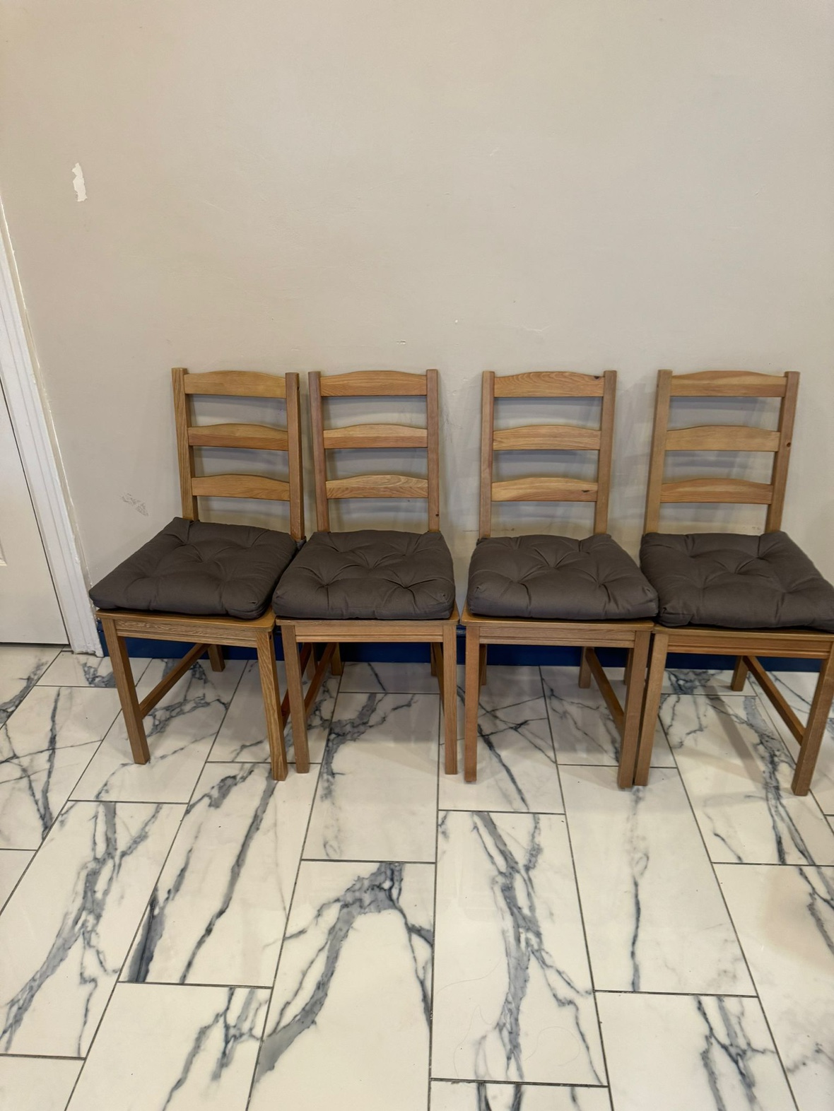 IKEA table and 4 chairs with chair pads - photo 4