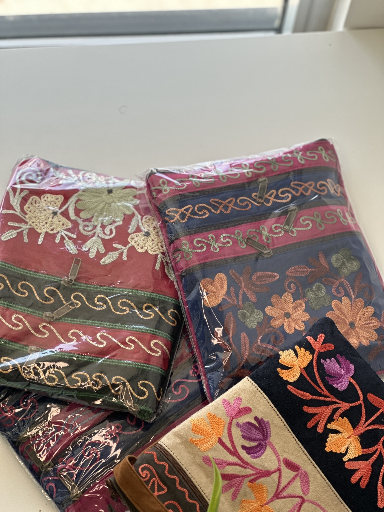 Handcrafted Kashmiri embroidered small sling bag - photo 3