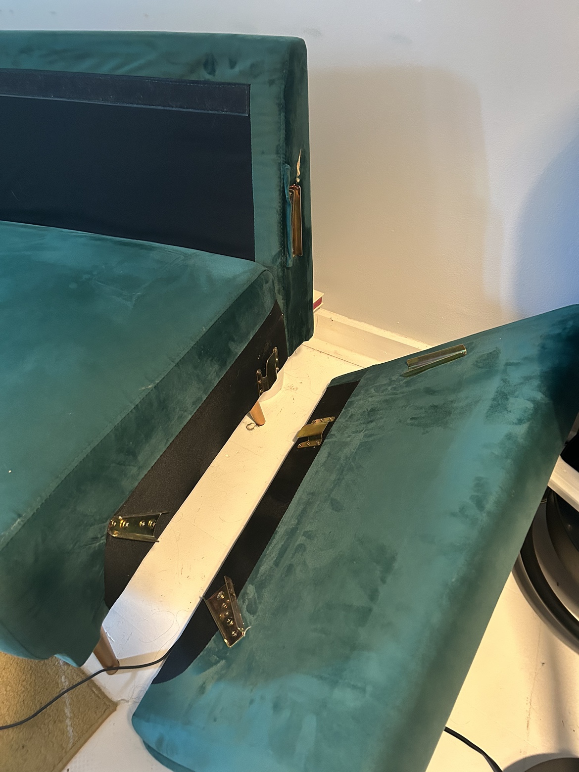 Green velvet loveseat - photo 3