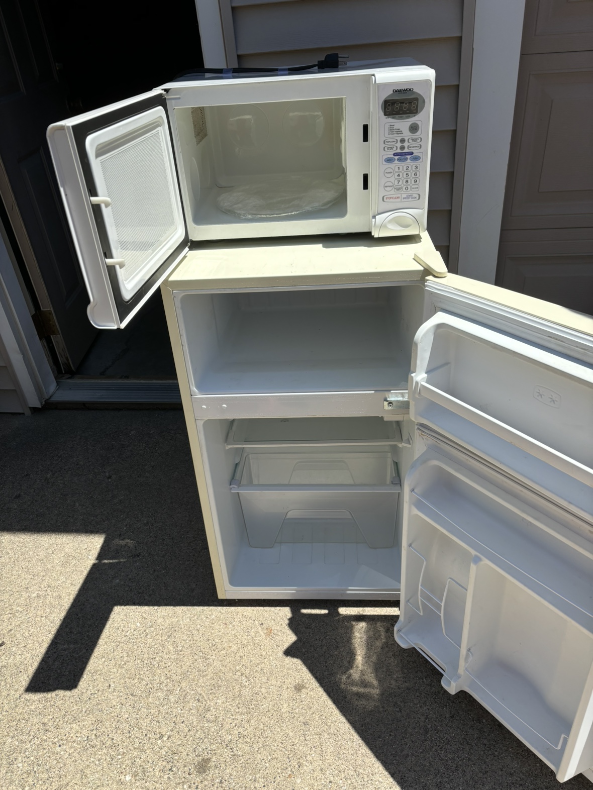 Small fridge freezer and microwave - photo 2