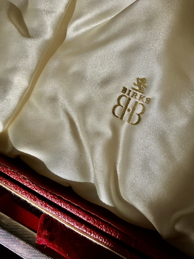 Who Gets To Carve? Art & Collectables with function image indicator(2)