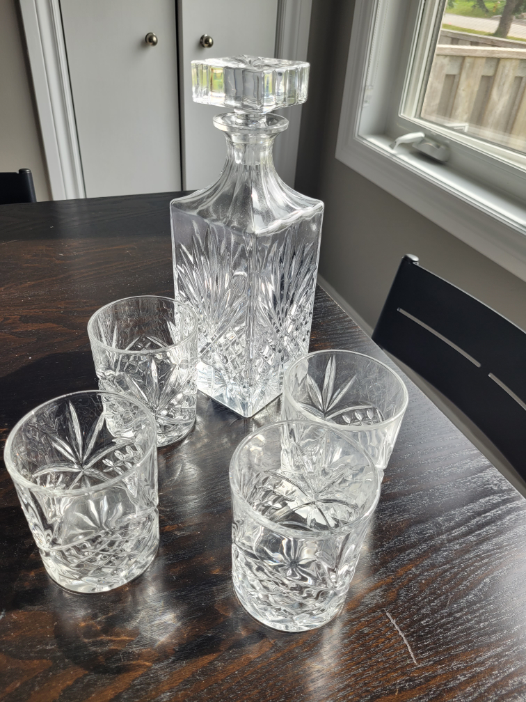 liquor decanter  with  4  glasses