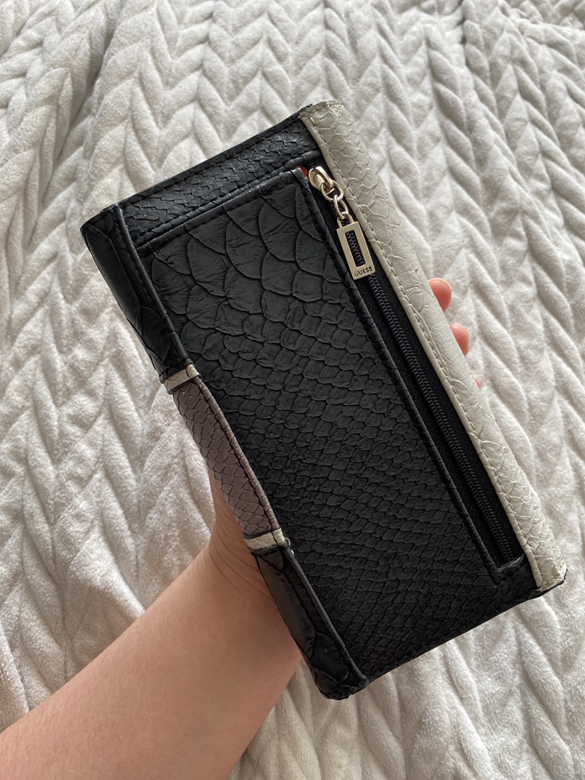 Guess Wallet image indicator(3)