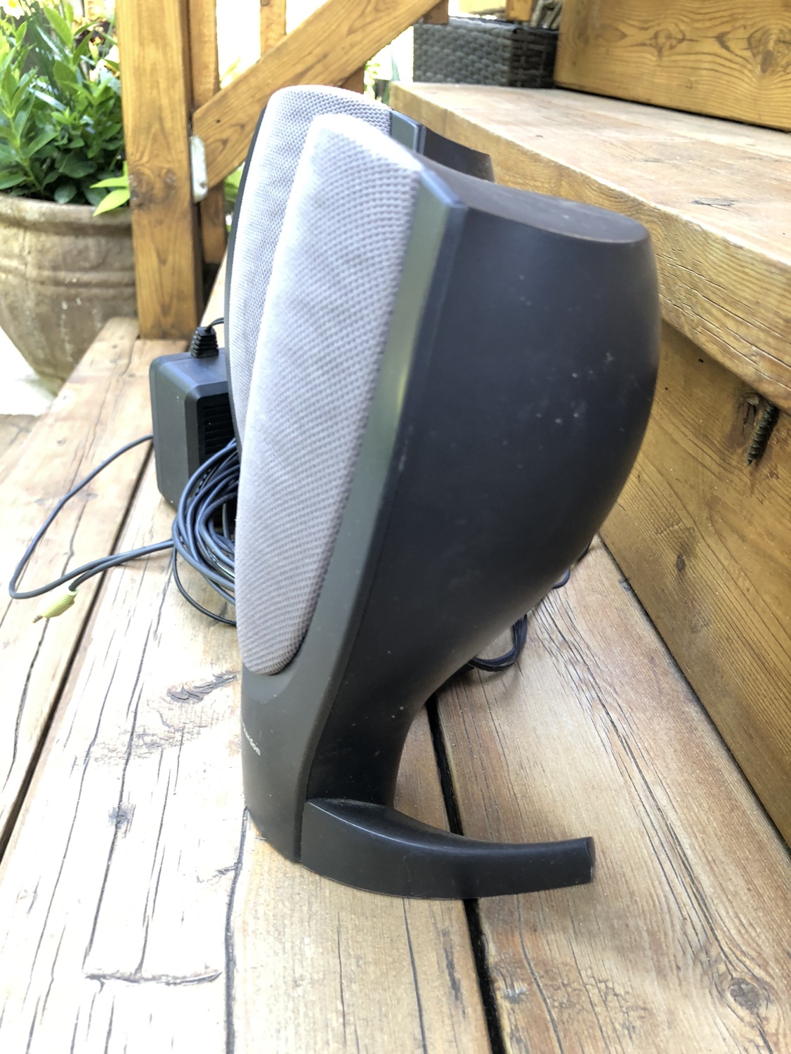 2 Hartman Kardon  Speakers