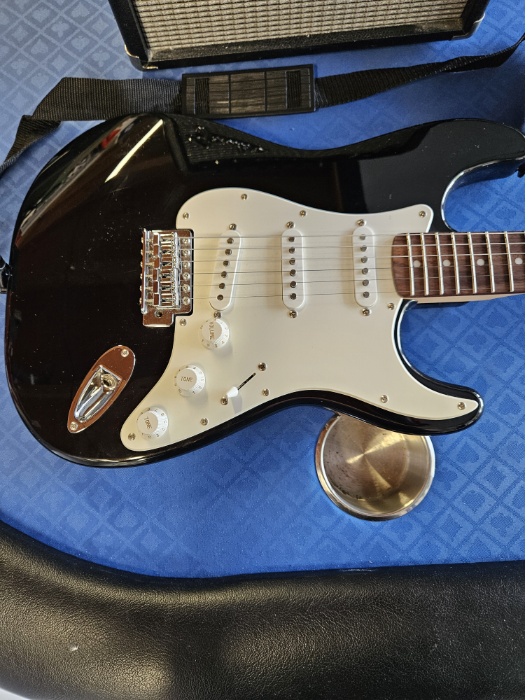guitar- fender squire