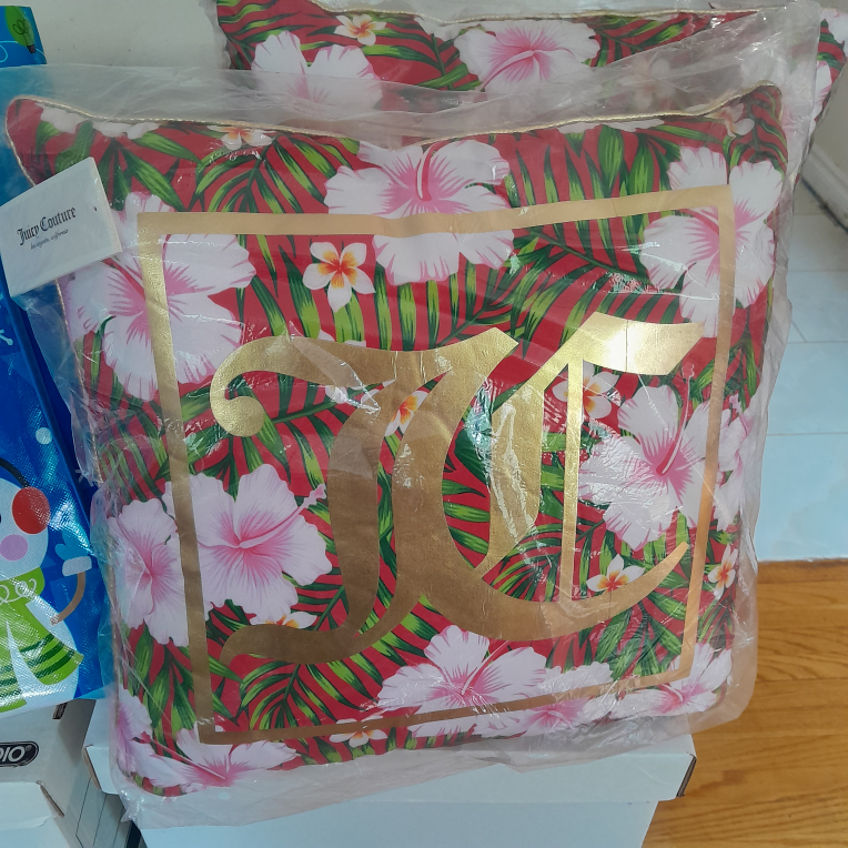 New Juicy Couture Cushions (2 pcs) thumbnail