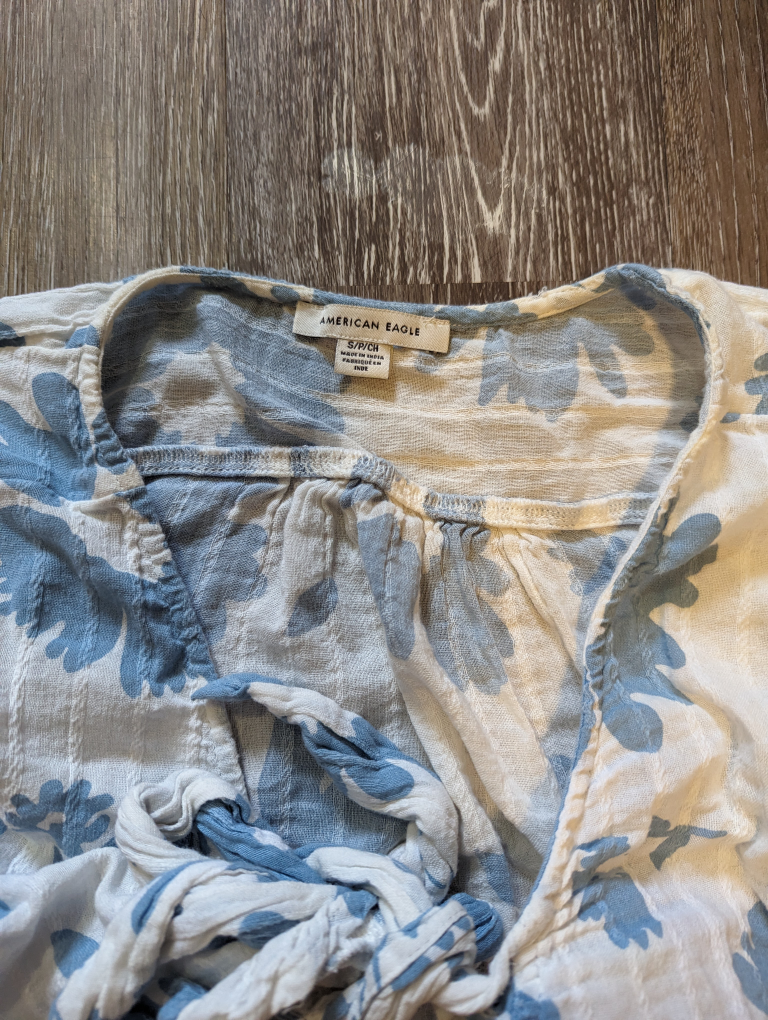 Small women's flower cropped blouse shirt image indicator(2)