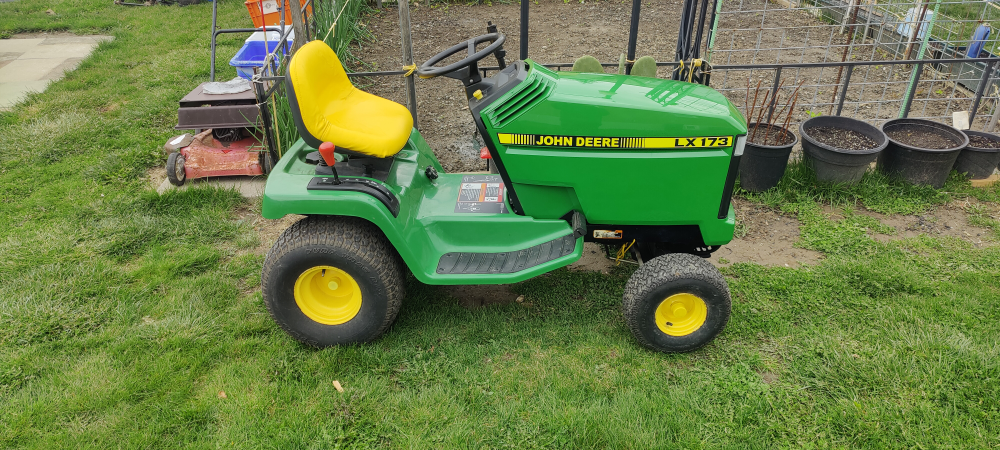 John Deere lx173