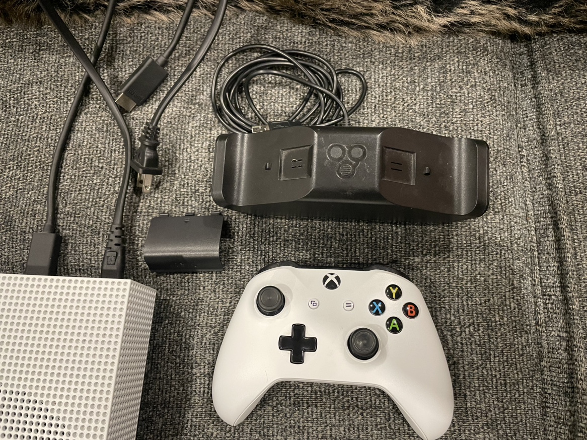 Xbox One S 500GB, 2 controllers.charging dock,7 games. - photo 4