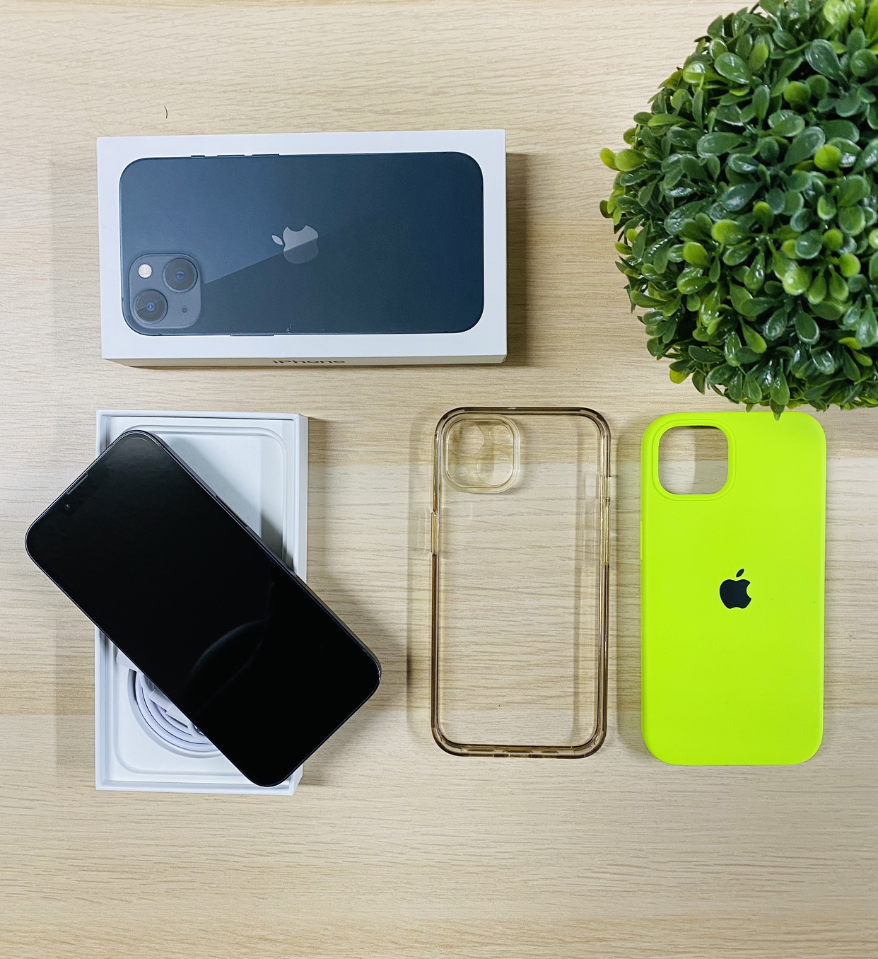 Apple iPhone 13 -128GB Midnight ( Unlocked ) Mint Condition thumbnail