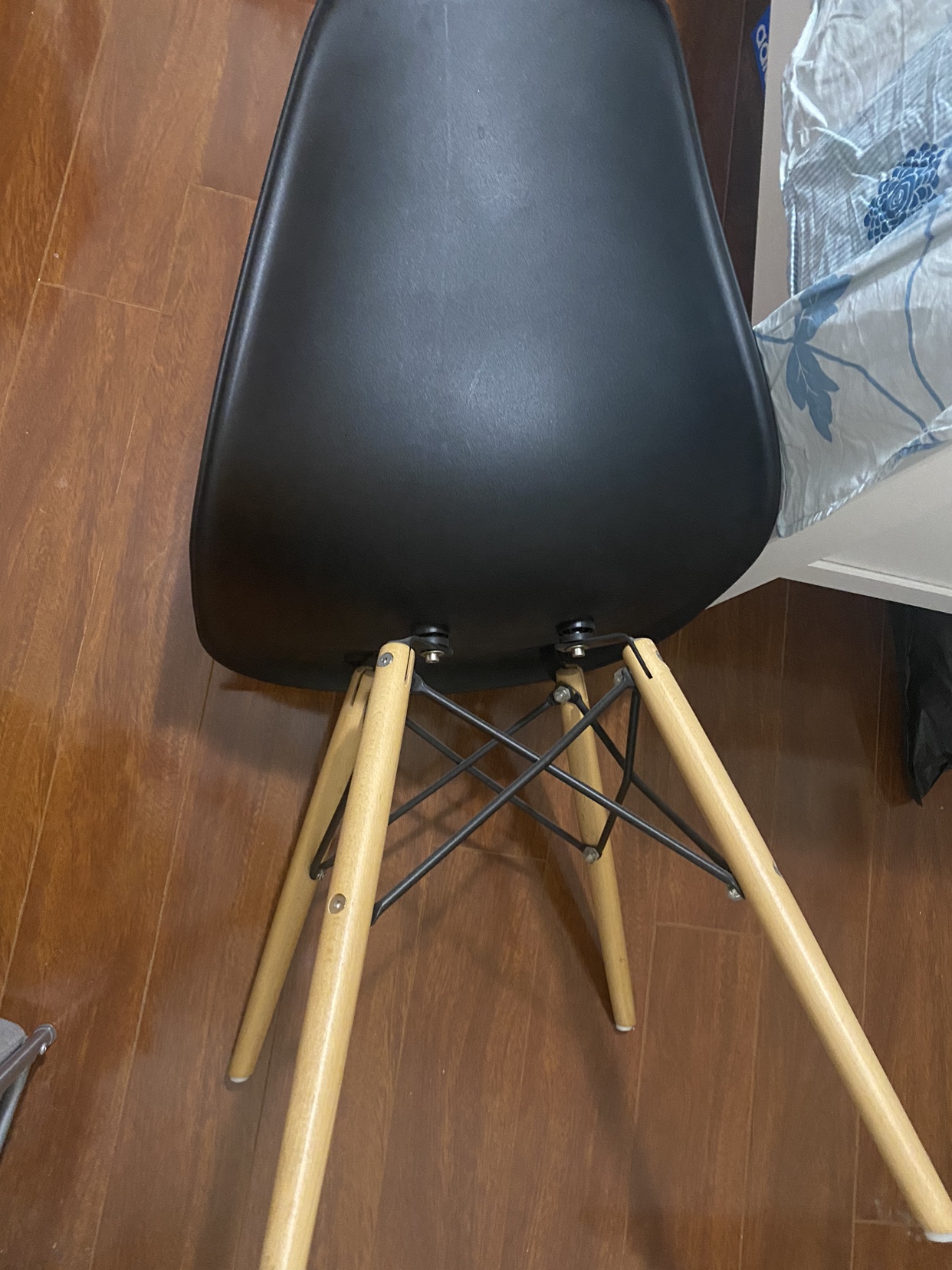 Chair with wooden legs