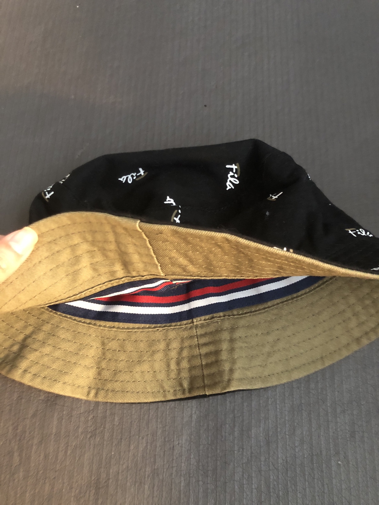 Reversible FILA bucket hat image indicator(3)