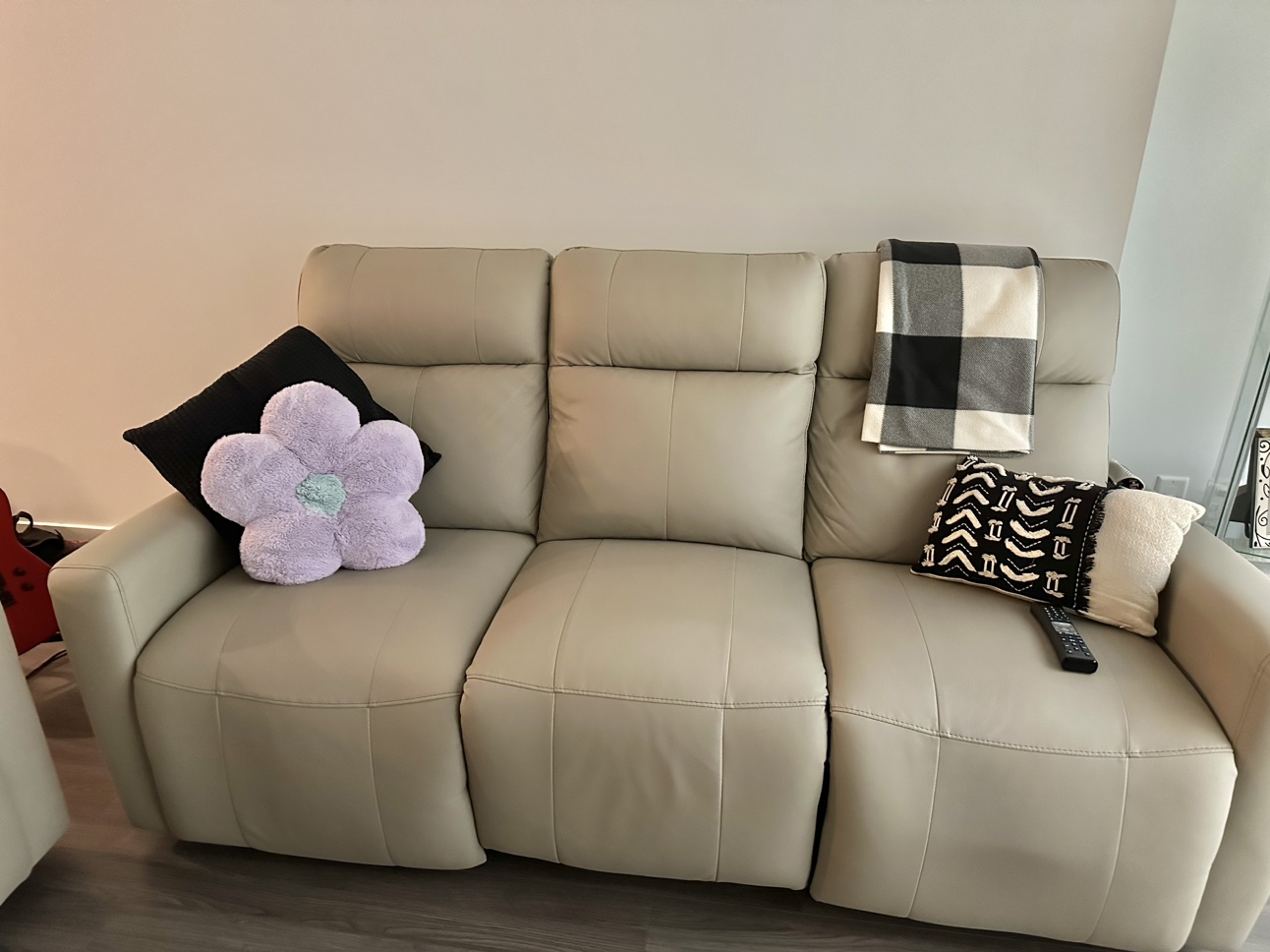 Beige soft leather reclining chairs - photo 3