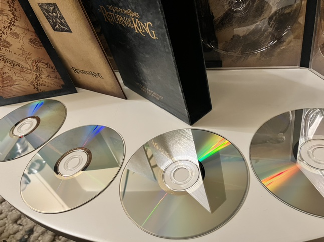 Tell everyone-The RETURN  OF THE KING image indicator(3)