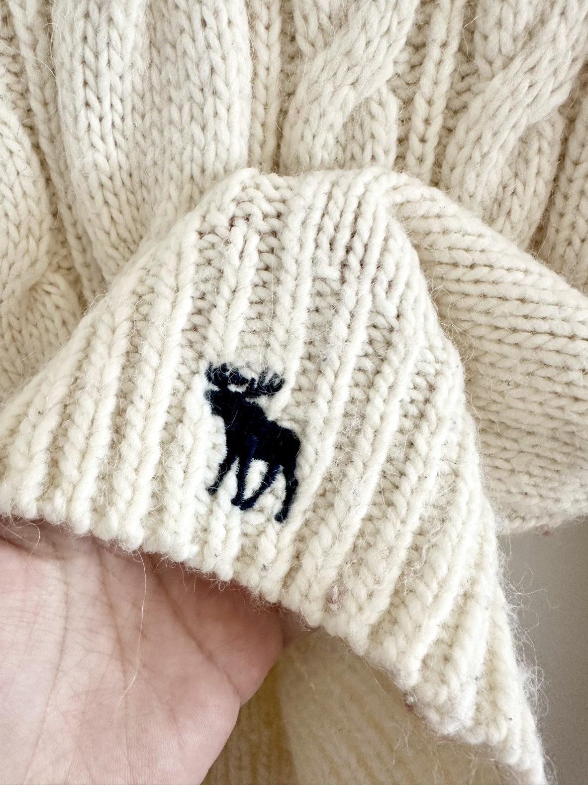 A&F Abercrombie and Fitch Sweater size M image indicator(2)