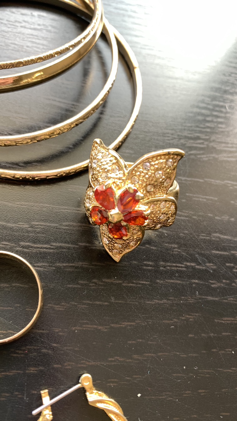 Various golden accessories - photo 2