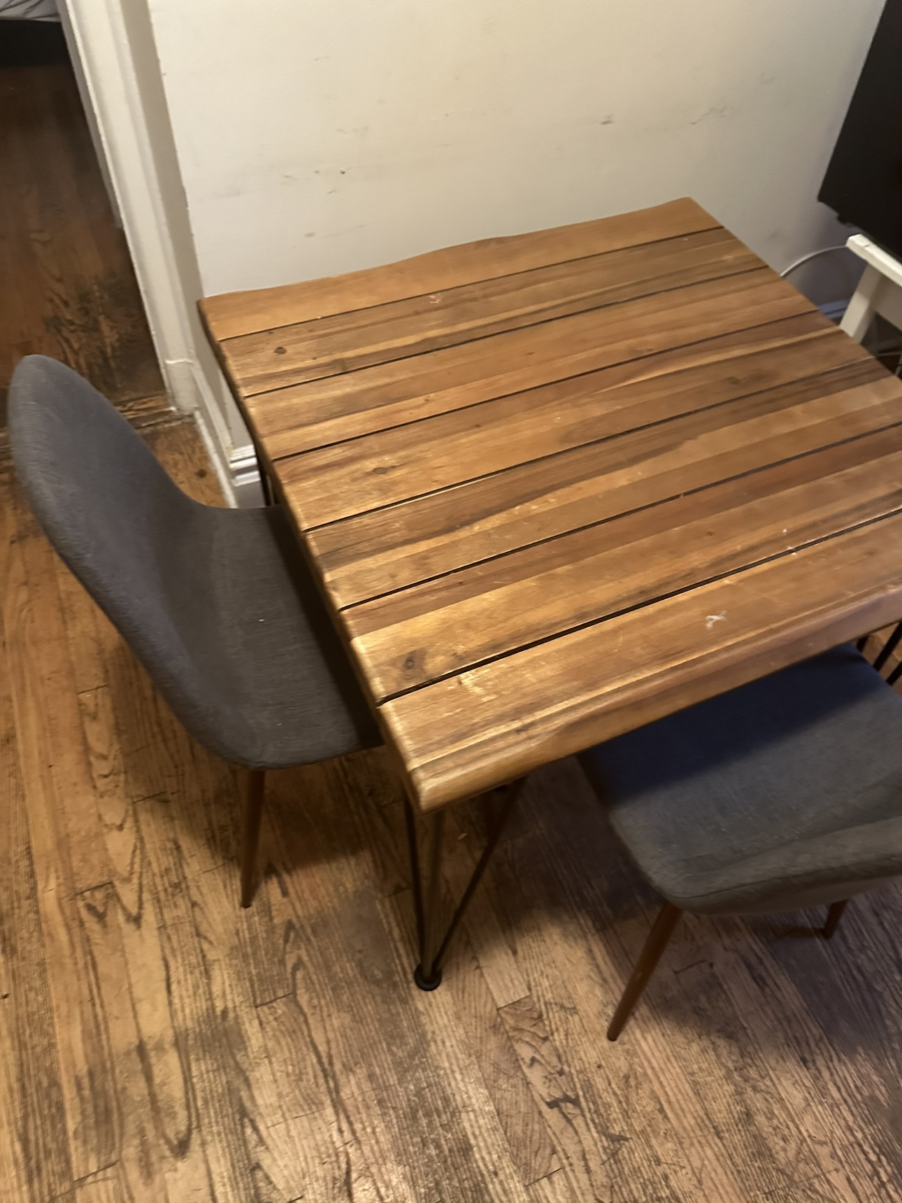 Dinner table + 2 chairs