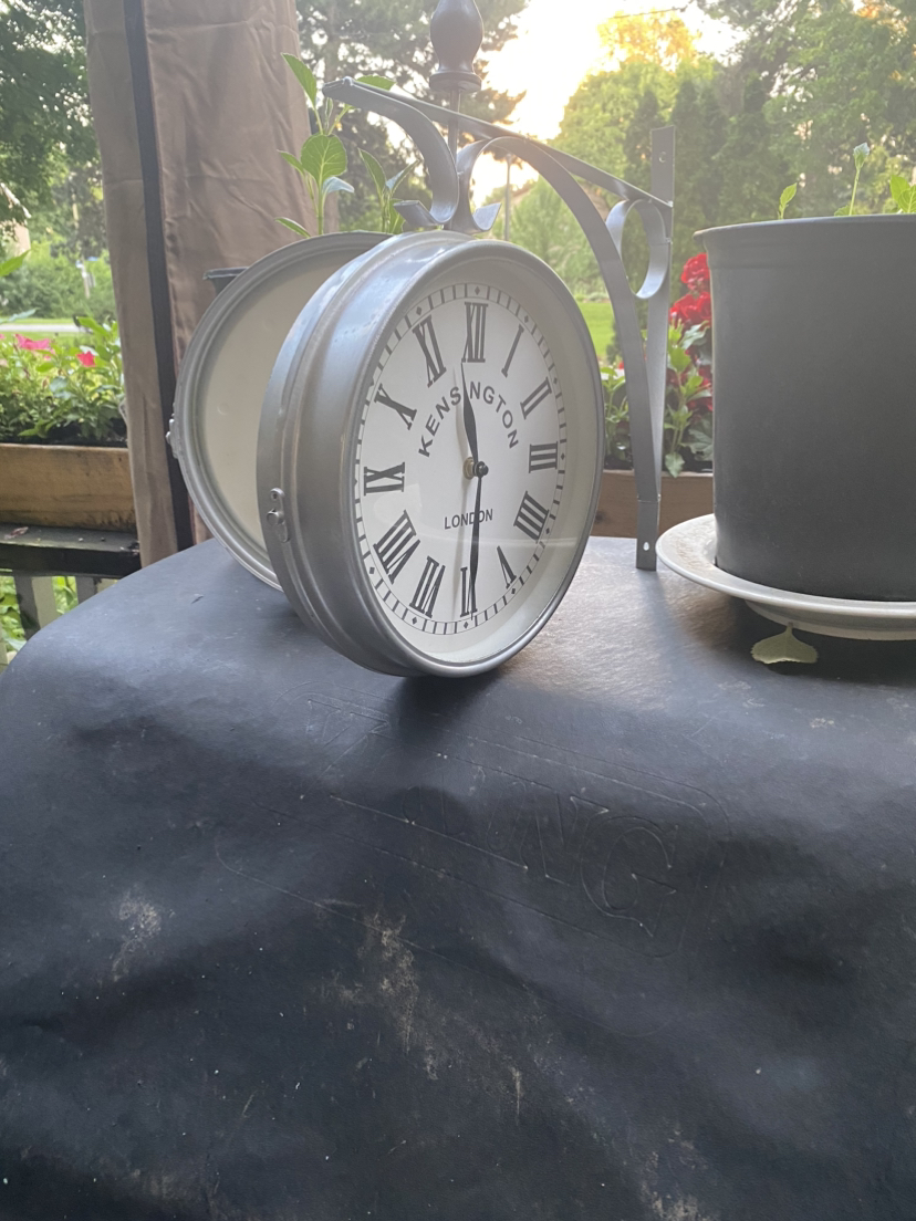 Kensington London outdoor 2sides clock-battery operates