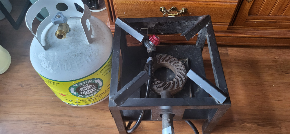 gas stove with filled gas tank - photo 2