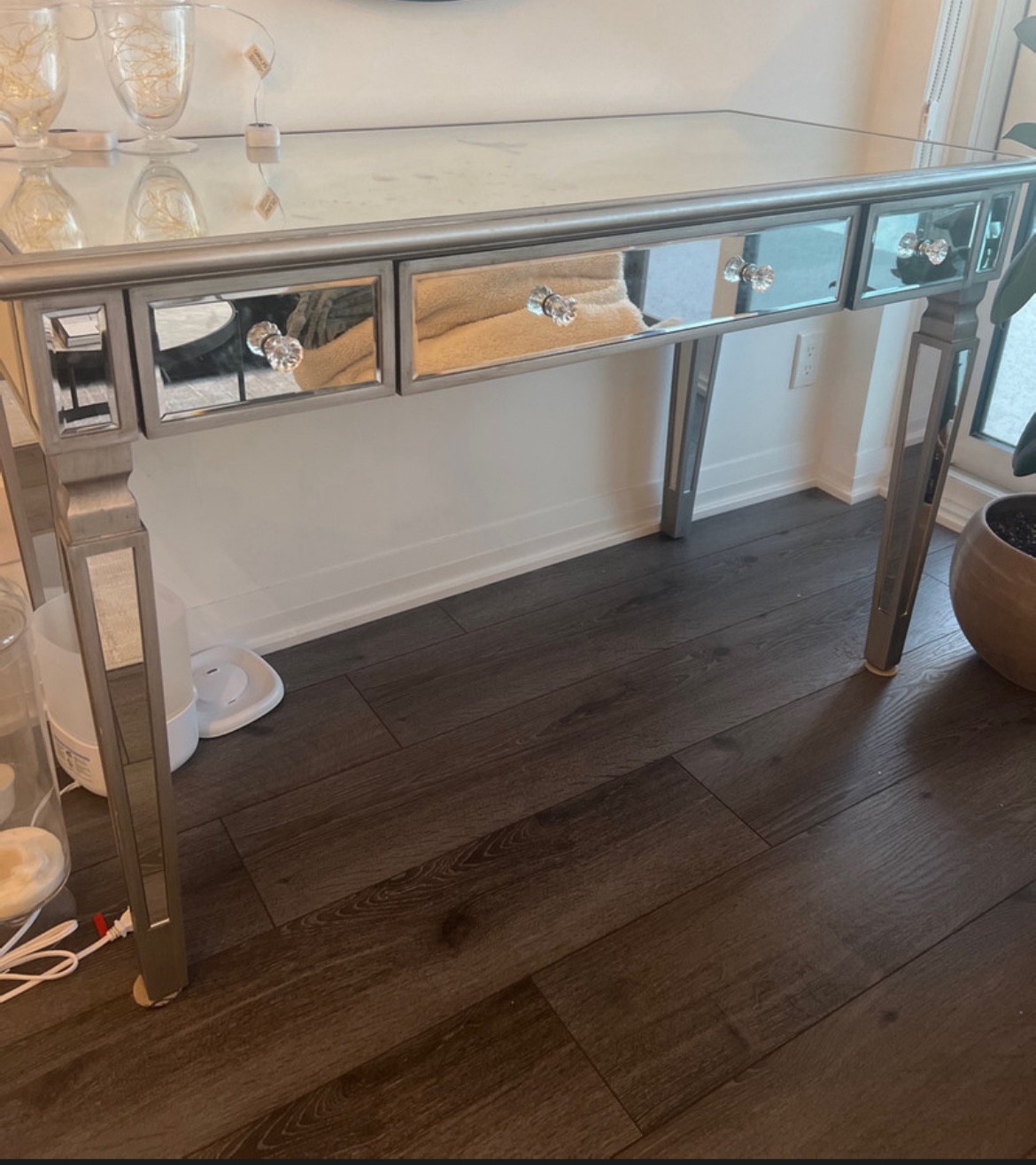 Mirrored writing desk