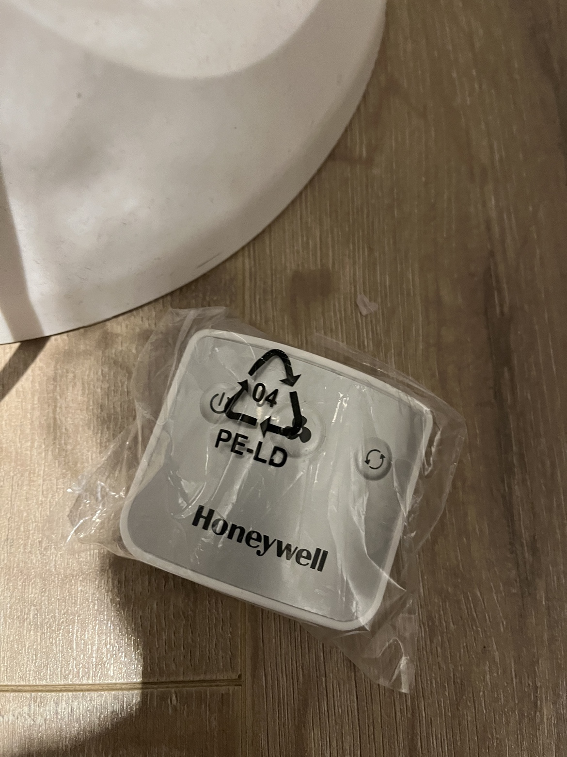 Honeywell Tower Fan with remote - photo 3