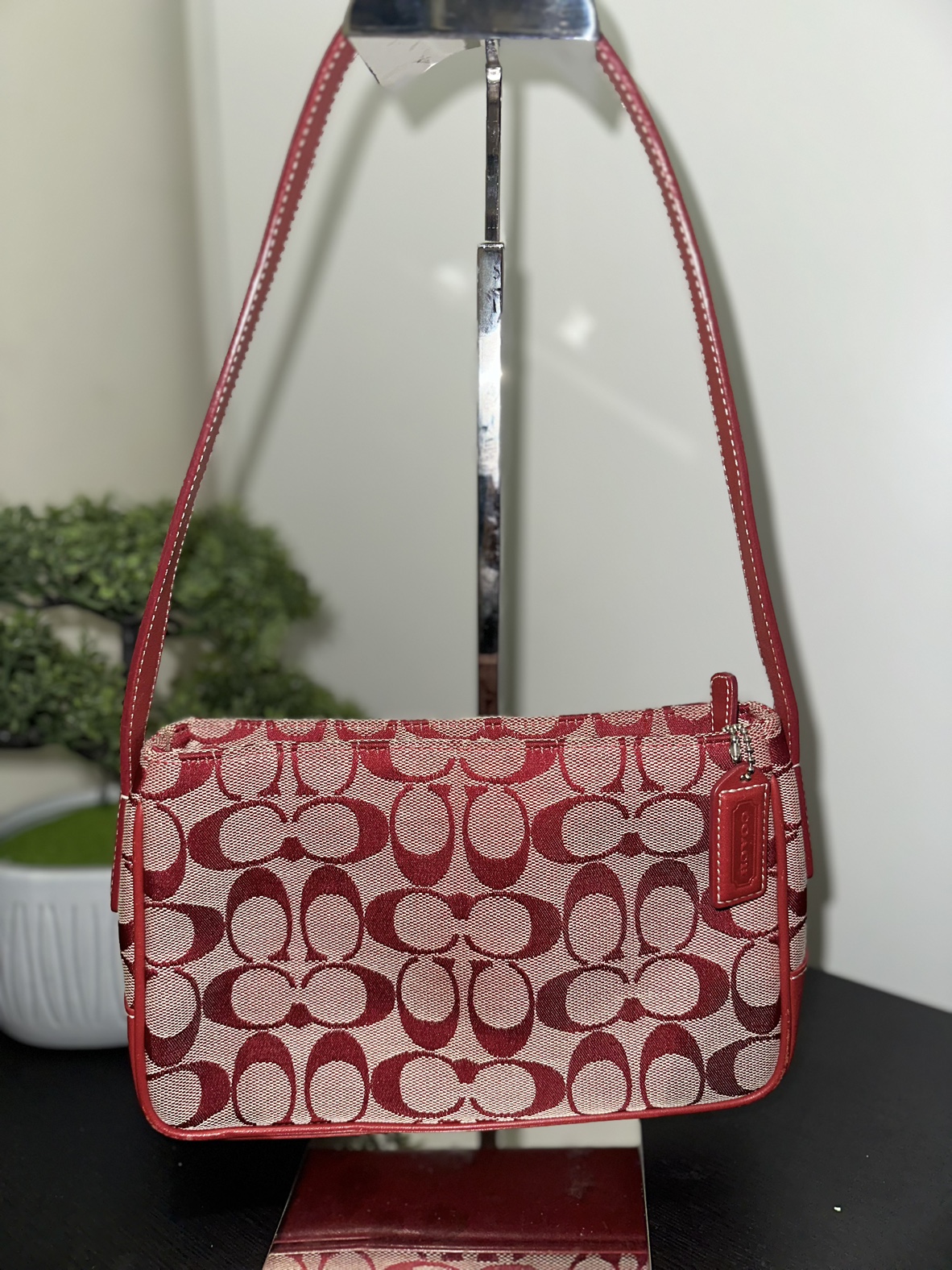 Authentic COACH signature canvas handbag image indicator(4)